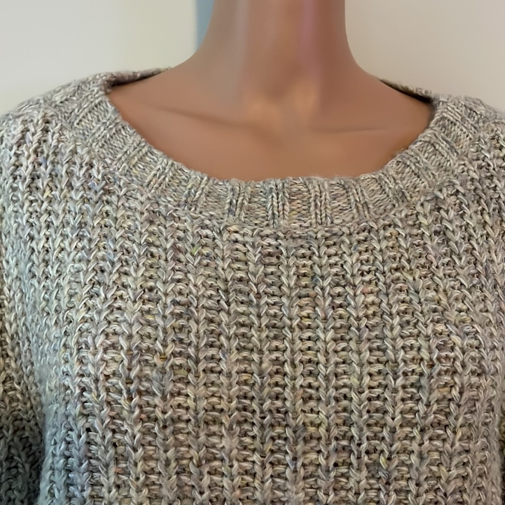 Subtle multi-color cozy sweater - Picture 2 of 7